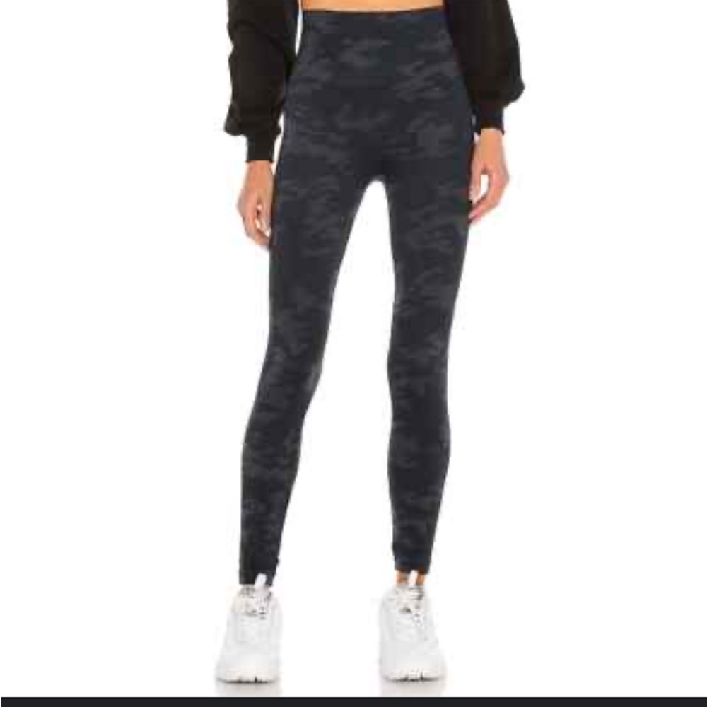 Spanx Look At Me Now Black Camo Seamless Leggings M